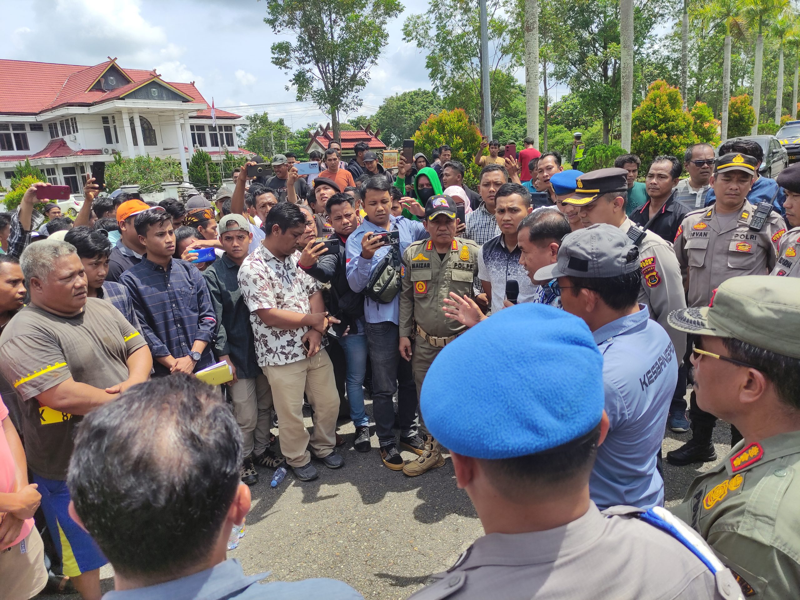 Ratusan Masyarakat Tebo Demo Aktivitas Tronton Batubara