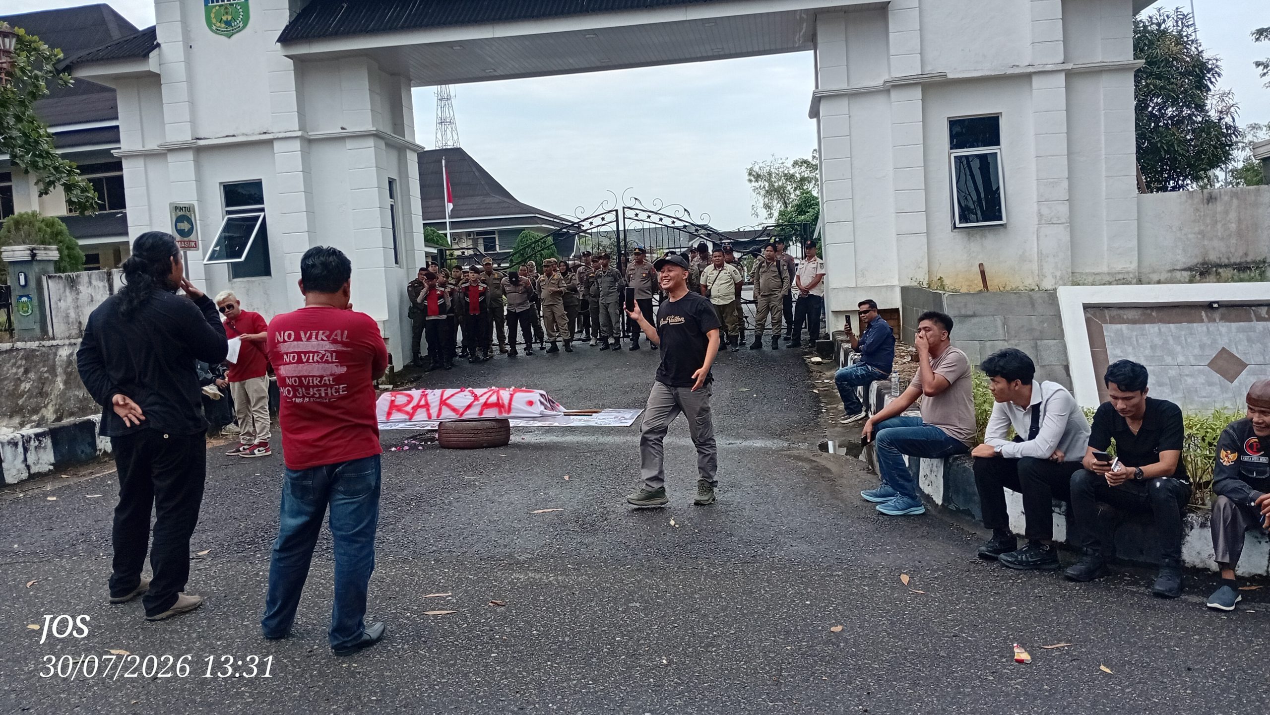 Sekda Tebo Disorot Demo FORMAS: Urusan Genset Polda hingga Dugaan Konflik Kepentingan di PT MUD