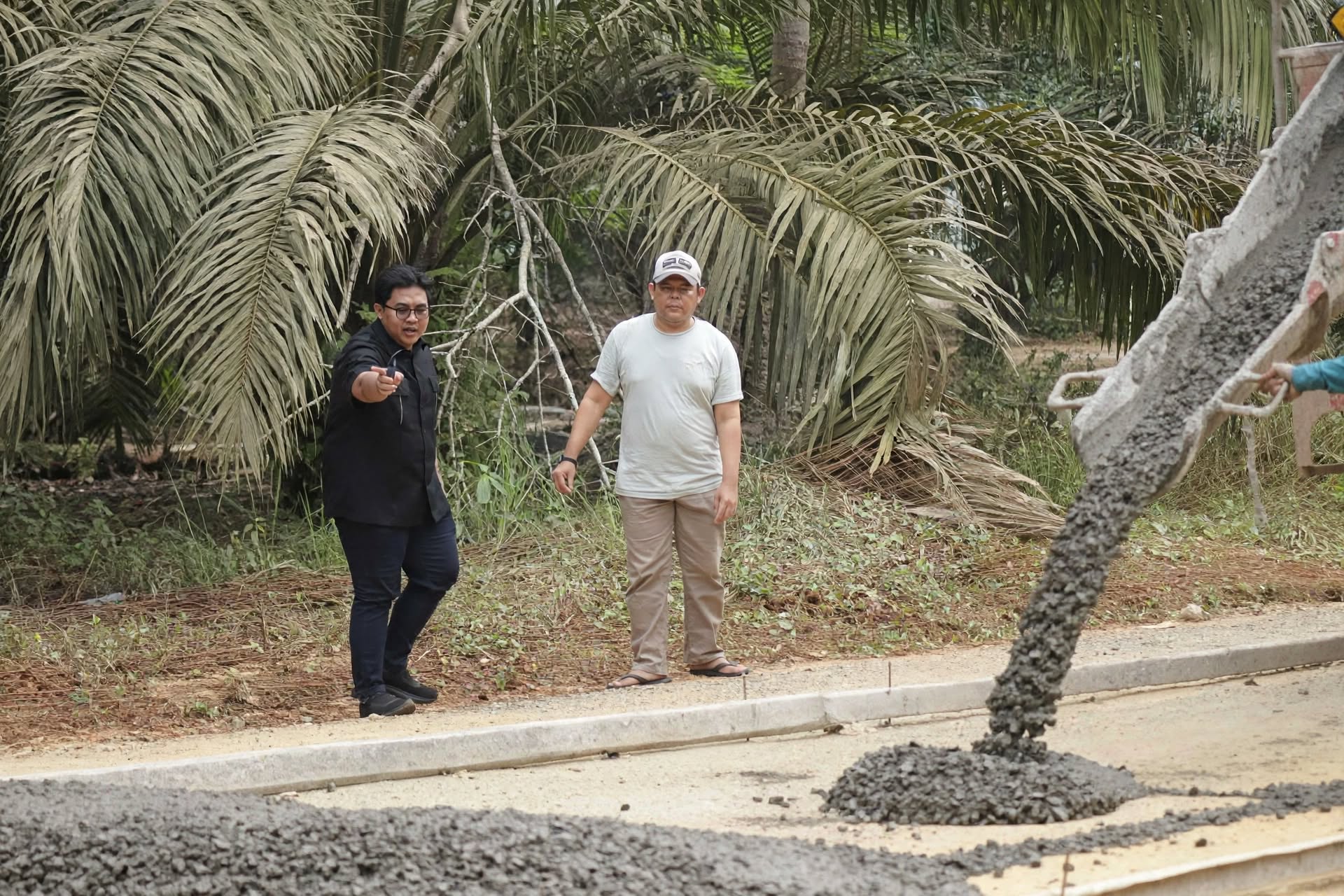 Baru Dicor Sudah Retak, Proyek Rigid Beton Rp 46 M Dana Utang PT. SMI di Tebo Disidak DPRD