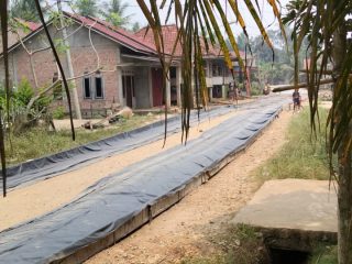 Proyek Jalan Poros Desa Tuo Ilir Diduga Salah Spesifikasi, Warga Protes