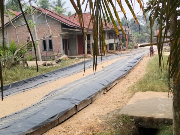 Proyek Jalan Poros Desa Tuo Ilir Diduga Salah Spesifikasi, Warga Protes
