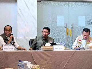 Kepala BNPB dan Menteri Kehutanan Gelar Rakor Tertutup Karhutla di Jambi, Tinjau Lokasi Via Udara Kepala BNPB dan Menteri Kehutanan Gelar Rakor Tertutup Karhutla di Jambi, Tinjau Lokasi Via Udara