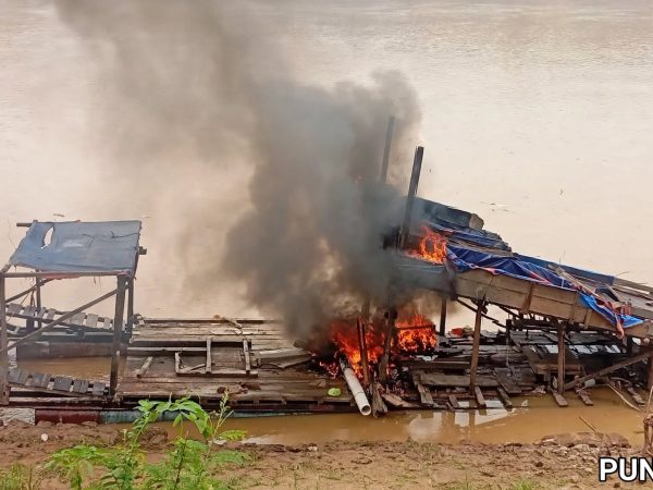 Langgar Kesepakatan, Rakit PETI Dompeng di Tebo Dibakar Massa - Polisi Diminta Tindak Tegas