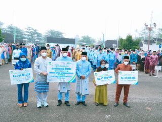 Bupati Tebo Agus Rubiyanto Serahkan Santunan BPJS Ketenagakerjaan Rp451 Juta di HUT Tebo ke-27, Termasuk untuk Almarhum Pemred Jambiprima.com Bupati Tebo Agus Rubiyanto Serahkan Santunan BPJS Ketenagakerjaan Rp451 Juta di HUT Tebo ke-27, Termasuk untuk Almarhum Pemred Jambiprima.com