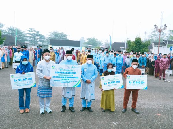 Bupati Tebo Agus Rubiyanto Serahkan Santunan BPJS Ketenagakerjaan Rp451 Juta di HUT Tebo ke-27, Termasuk untuk Almarhum Pemred Jambiprima.com