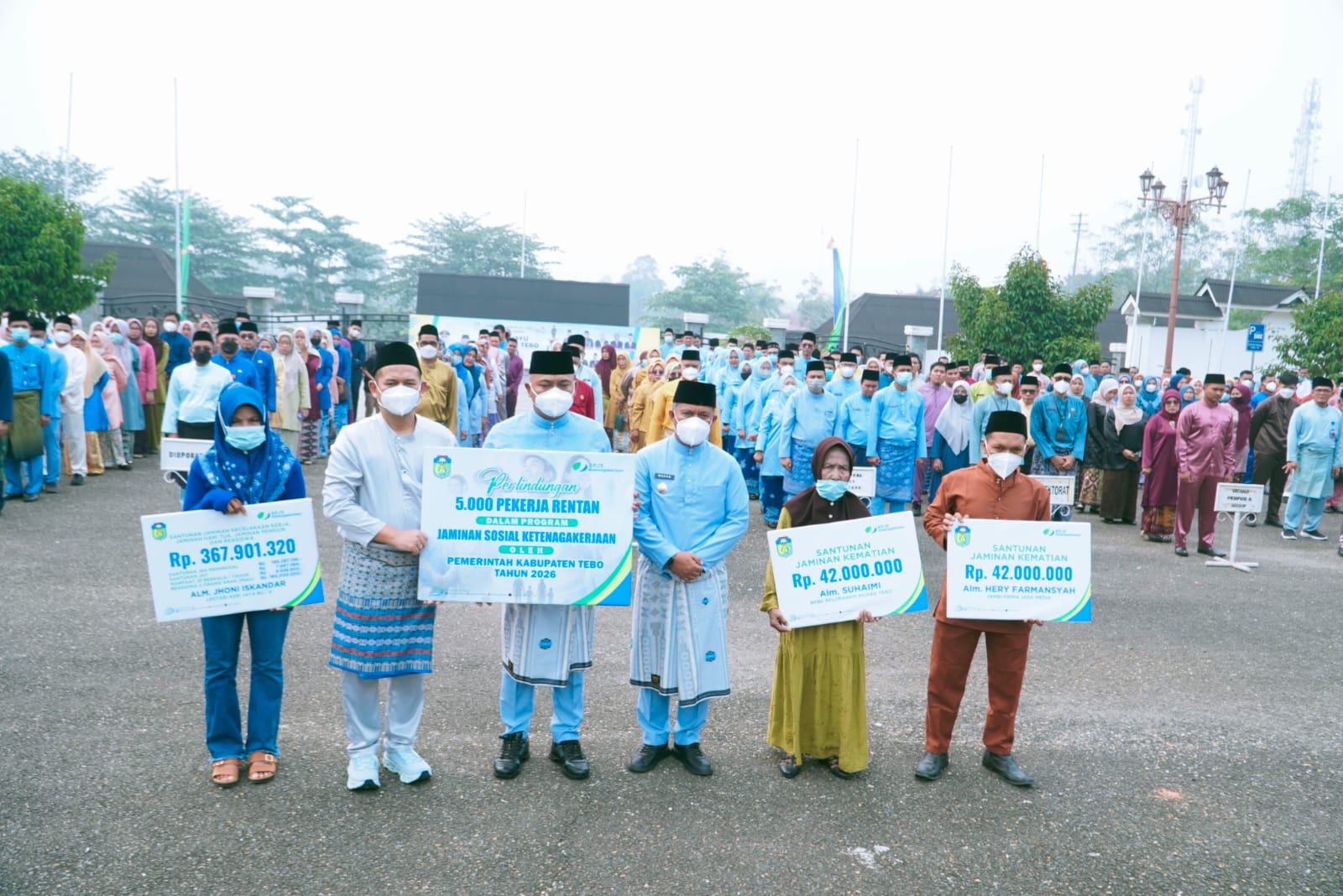 Bupati Tebo Agus Rubiyanto Serahkan Santunan BPJS Ketenagakerjaan Rp451 Juta di HUT Tebo ke-27, Termasuk untuk Almarhum Pemred Jambiprima.com